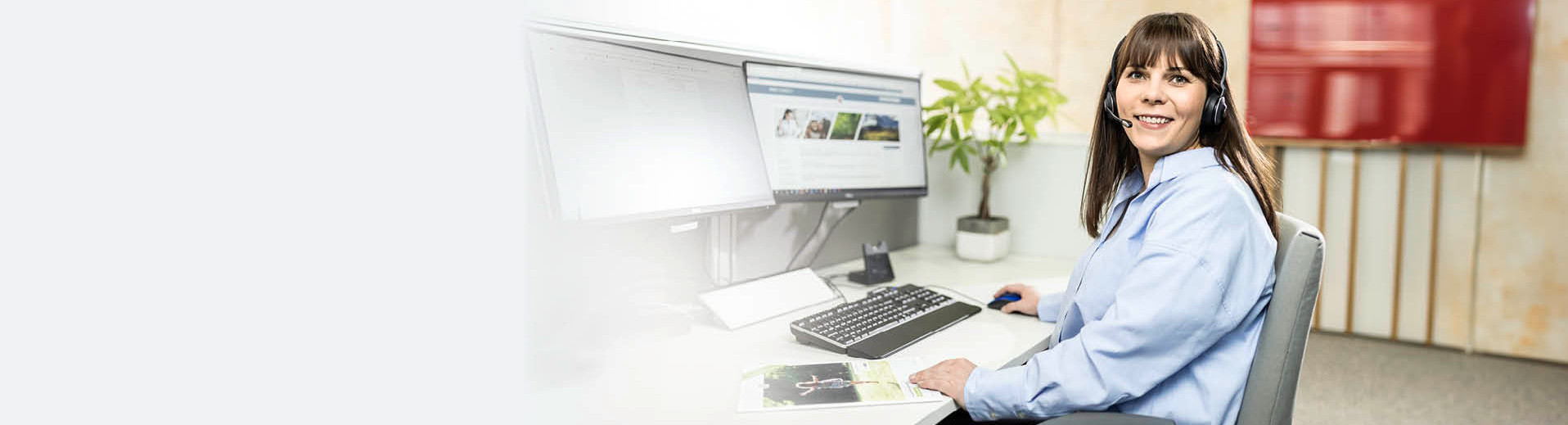 A PARI service employee sits in front of a computer with a headset and advises a customer over the phone