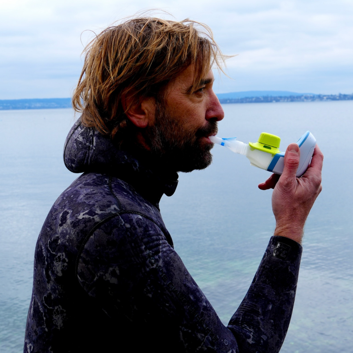 Taucher inhaliert mit dem PARI BOY free