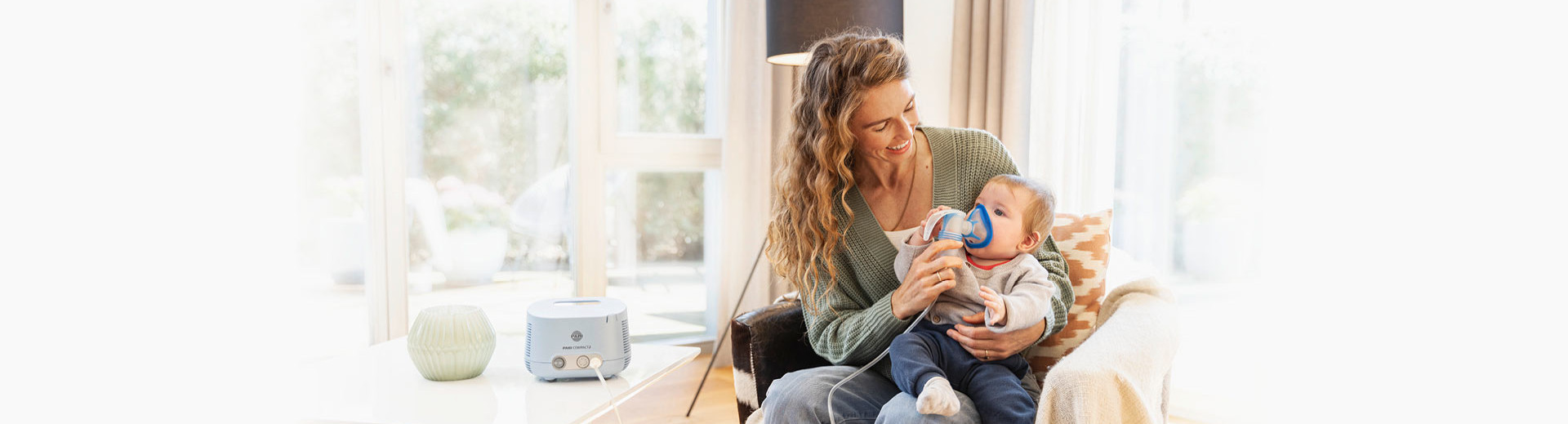 Mutter behandelt ihr Kind, welches an einer Bronchiolitis leidet 