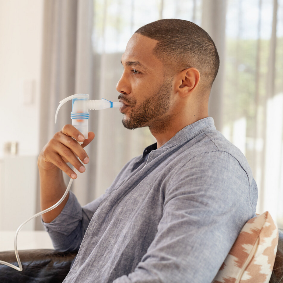 Junger Mann inhaliert mit einem PARI LC SPRINT Vernebler