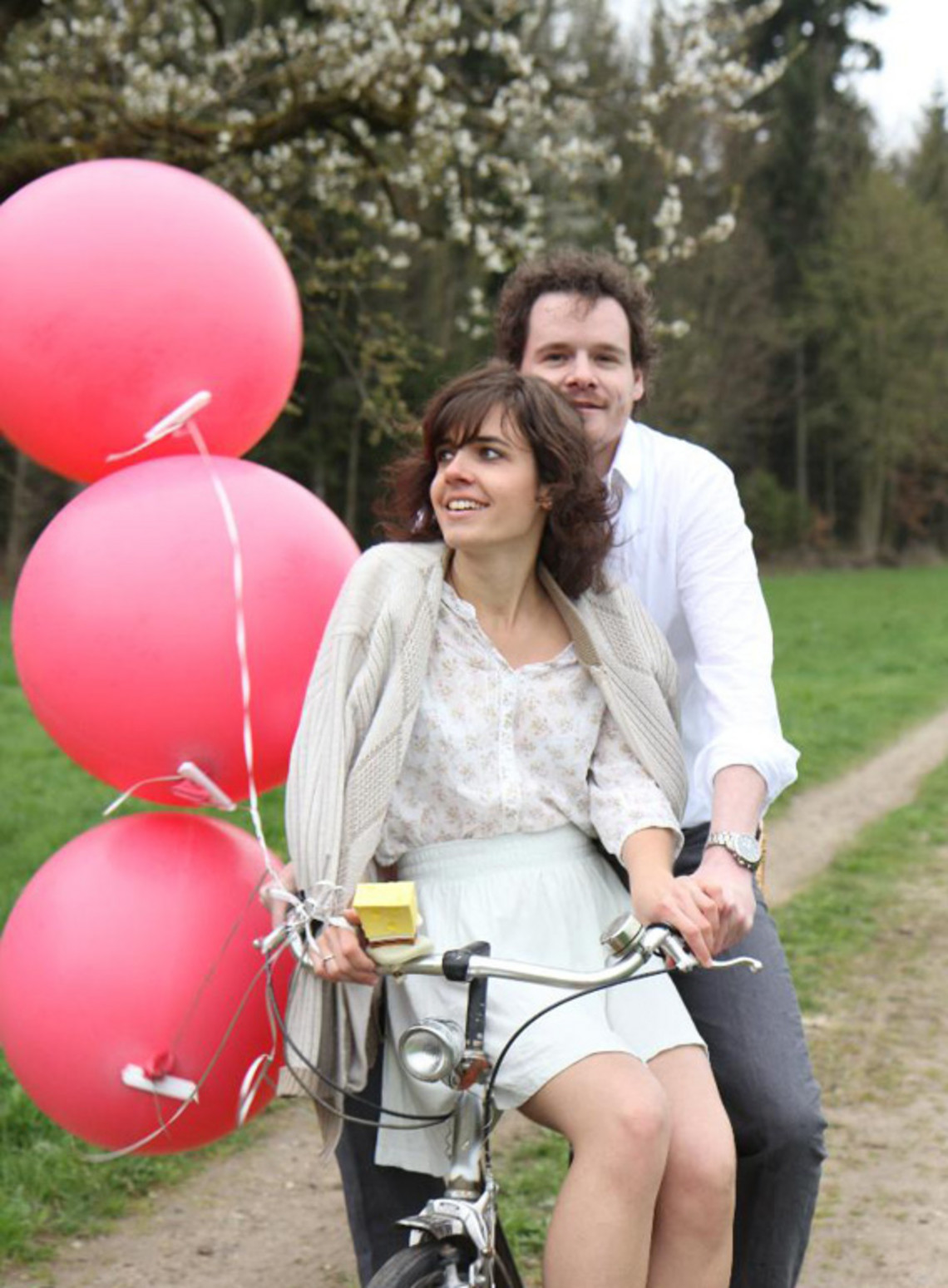 Markus Hänni rides a bike with his wife
