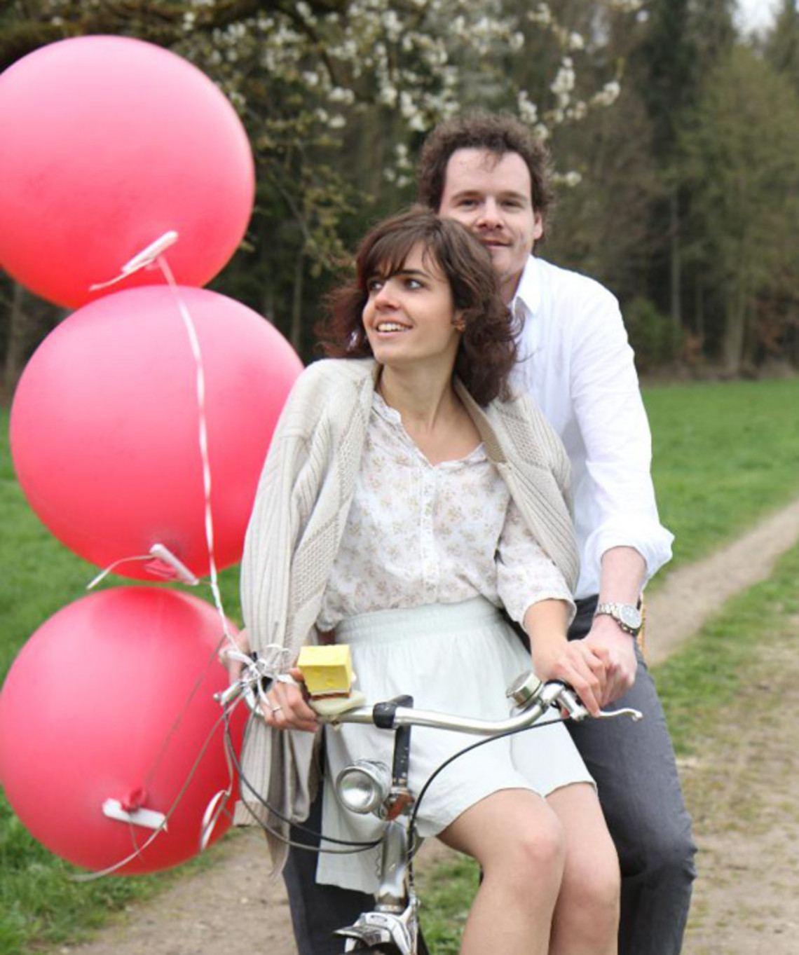 Markus Hänni rides a bike with his wife Markus Hänni rides a bike with his wife