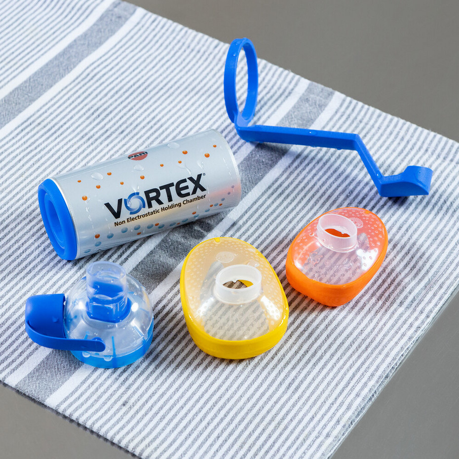 Reinigung der Inhalierhilfe: Trocknen lassen Nahaufnahme aller Teile der VORTEX Inhalierhilfe auf Geschirrtuch