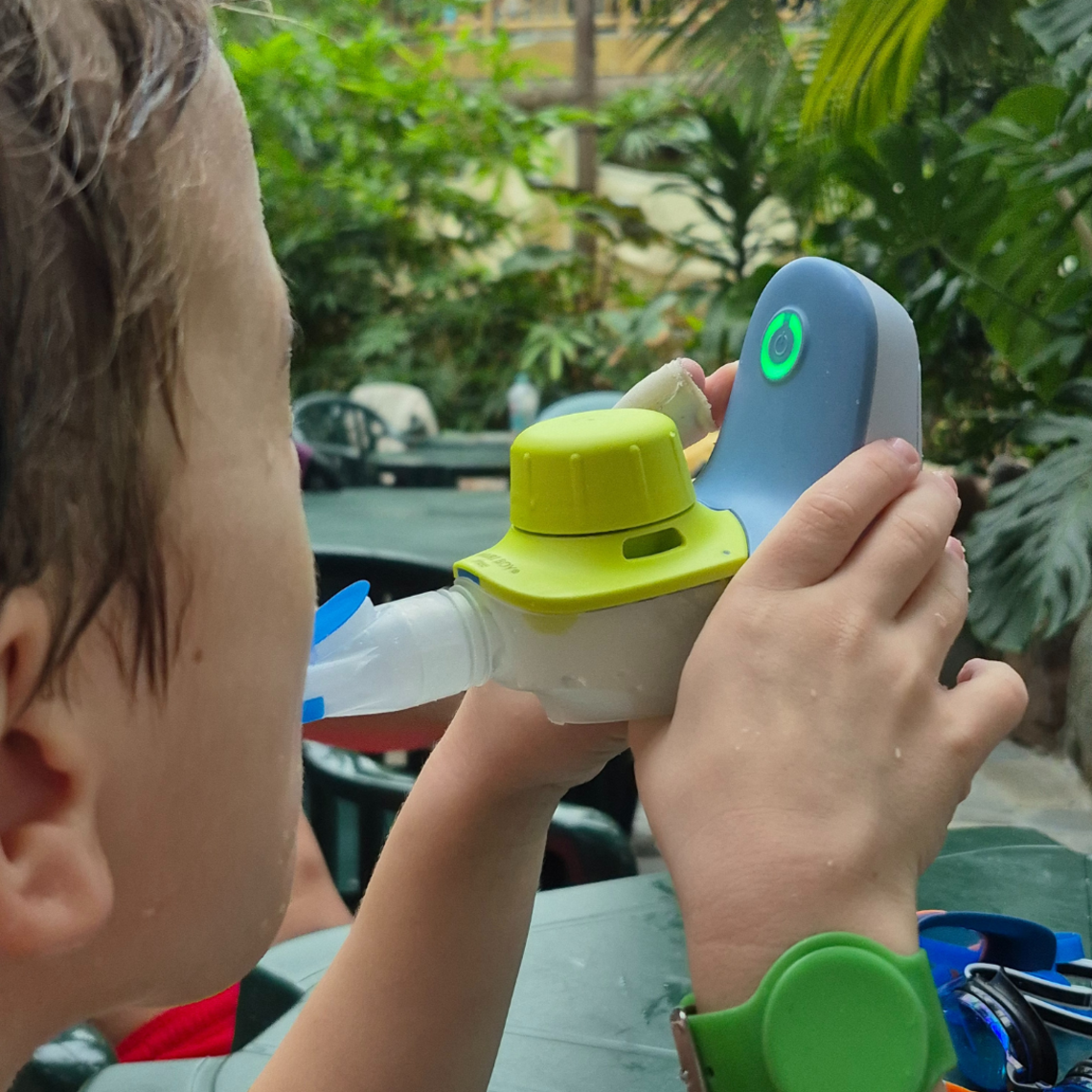 Kind hat Asthma: PARI BOY free Kind inhaliert mit dem PARI BOY free im Schwimmbad.
