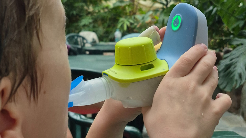 Kind mit Asthma: Wie funktioniert ein normales Leben? Kind inhaliert mit dem PARI BOY free im Schwimmbad.