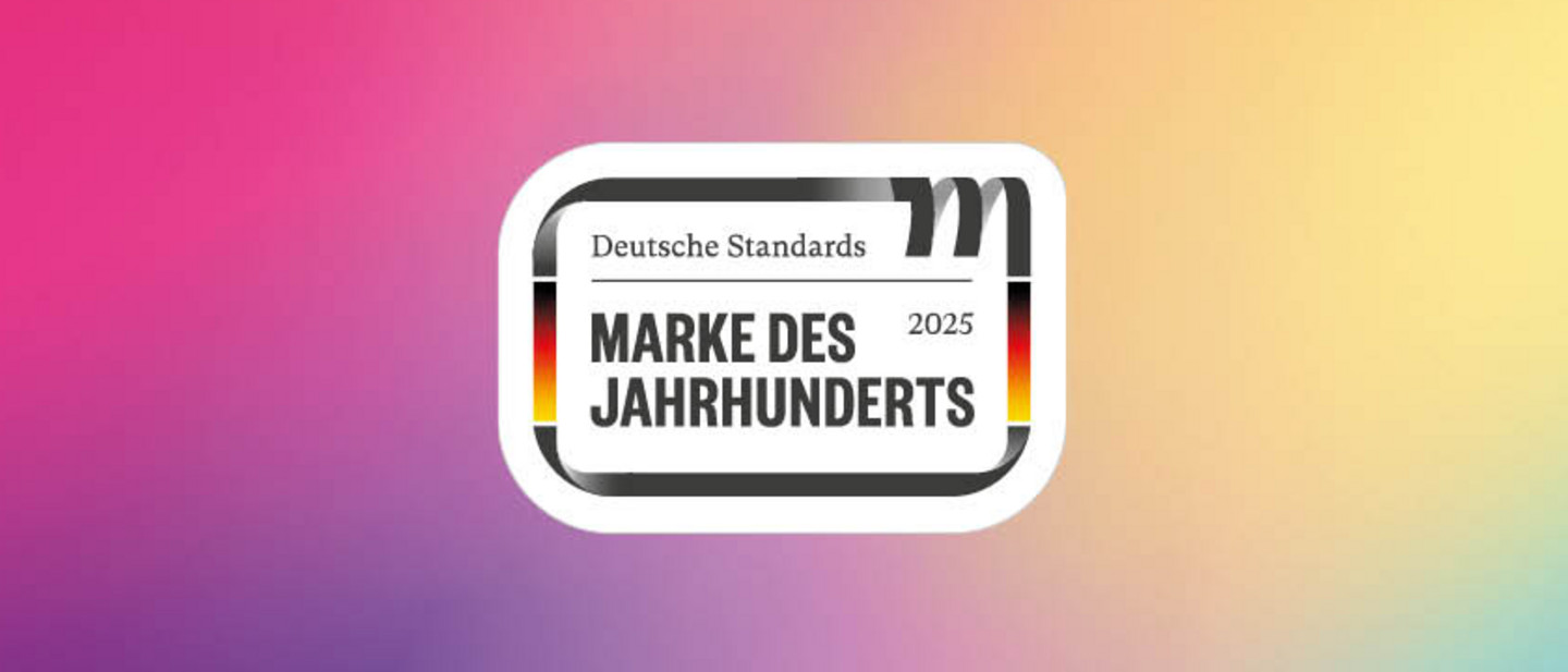 Logo avec l’inscription « Deutsche Standards – Marke des Jahrhunderts 2025 » sur fond dégradé coloré.