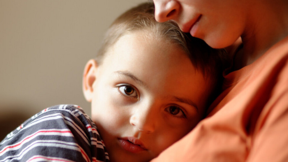 Kind liegt mit Kopf auf der Brust der Mutter