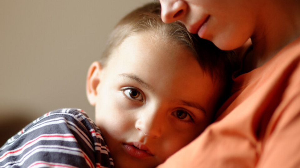 Kind liegt mit Kopf auf der Brust der Mutter