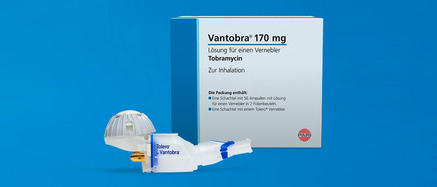 Vantobra® 170 mg Die Abbildung zeigt eine Collage aus einer Vantobra 170 mg Verpackung und einem davor stehenden eFlow®rapid Vernebler.