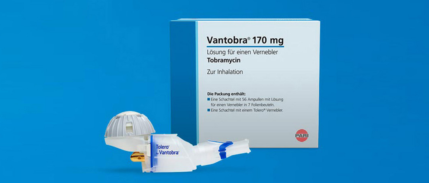 Die Abbildung zeigt eine Collage aus einer Vantobra 170 mg Verpackung und einem davor stehenden eFlow®rapid Vernebler.