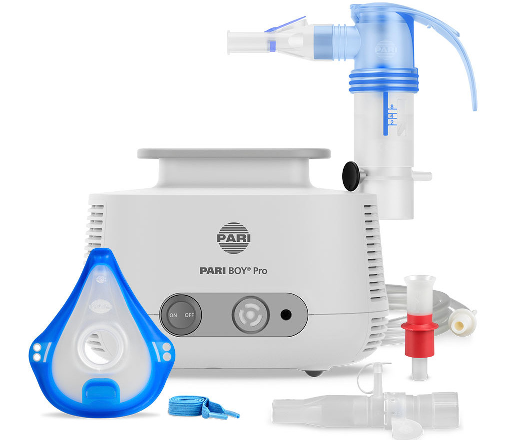 Produktabbildung – Die Abbildung zeigt den PARI BOY Pro mit seiner Ausstattung, bestehend aus PARI LC SPRINT Vernebler mit Erwachsenenmaske soft, PARI PEP S System, Düsenaufsatz rot und blau, Anschlussschlauch und Gunniband zur Befestigung der Maske.