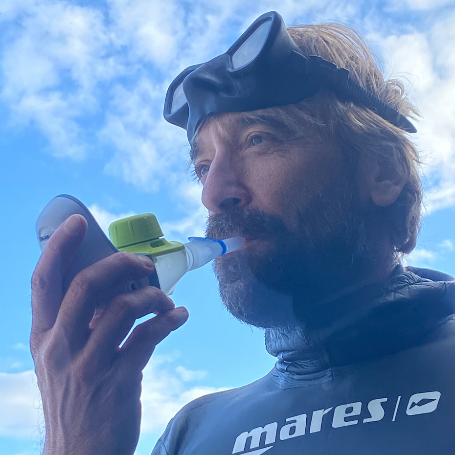 Nahaufnahme eines Tauchers, der mit dem PARI BOY free inhaliert