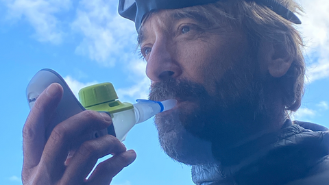 Nahaufnahme eines Tauchers, der mit dem PARI BOY free inhaliert