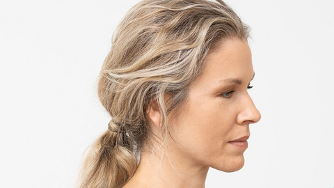 Junge Frau in Nahaufnahme, die entspannt atmet