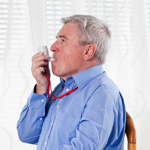 Elderly man breathing using the PARI O-PEP