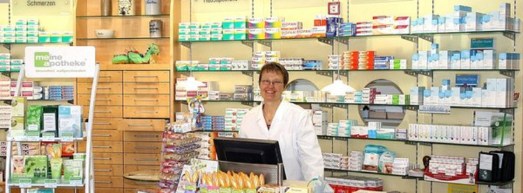 Frau Weltrich-Streit in ihrer Apotheke