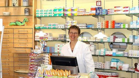Frau Weltrich-Streit in ihrer Apotheke