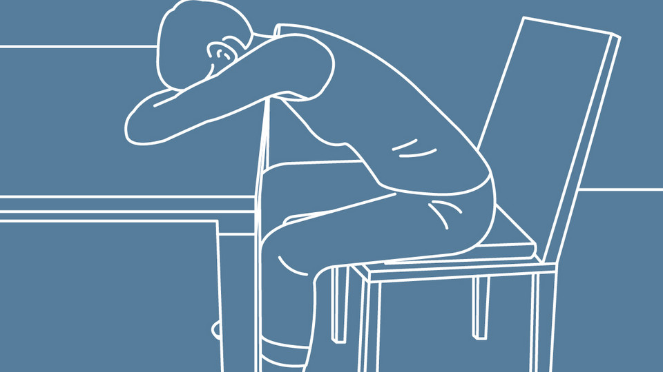 Atemerleichternde Stellungen: Tischsitz Grafische Darstellung einer Person, die auf einem Stuhl sitzt, die Arme vor sich auf den Tisch gelegt und den Kopf darauf abgelegt