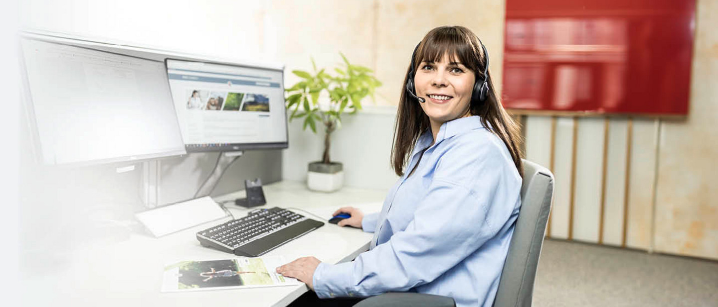PARI – our service for you A PARI service employee sits in front of a computer with a headset and advises a customer over the phone