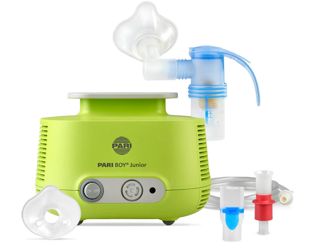 Produktabbildung – Die Abbildung zeigt den PARI BOY Junior mit seiner Ausstattung, bestehend aus der PARI BABY Maske Größe 1, der PARI BABY Maske Größe 2, dem Mundstück universal, dem Anschlussschlauch und dem zusätzlich mitgelieferten roten Düseneinsatz.