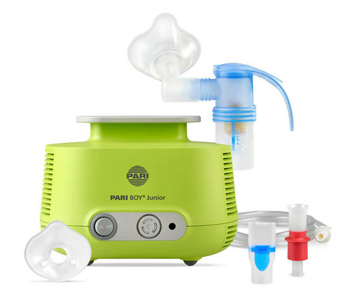 Produktabbildung – Die Abbildung zeigt den PARI BOY Junior mit seiner Ausstattung, bestehend aus der PARI BABY Maske Größe 1, der PARI BABY Maske Größe 2, dem Mundstück universal, dem Anschlussschlauch und dem zusätzlich mitgelieferten roten Düseneinsatz.