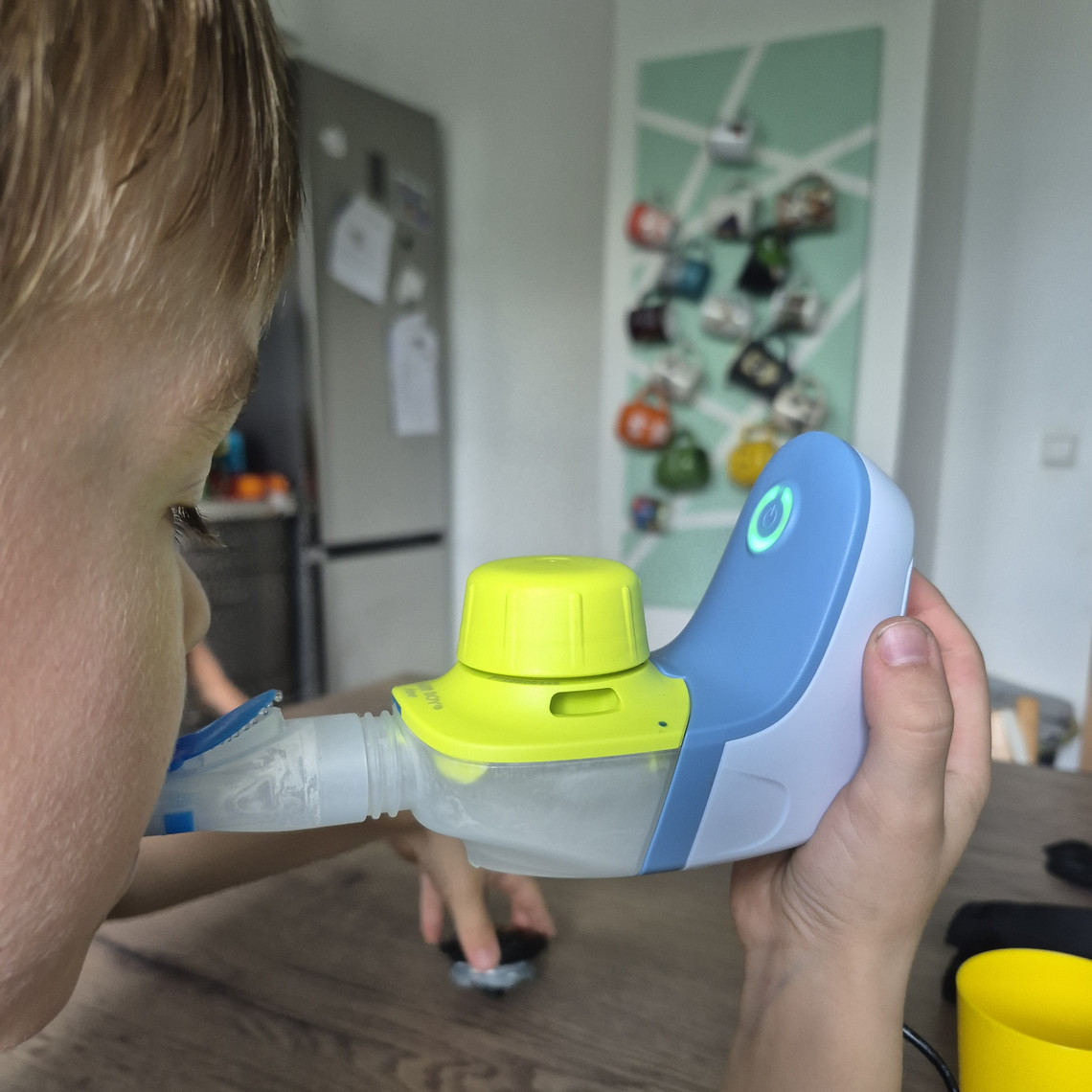Urlaub mit Asthma: Inhalation mit dem PARI BOY free Junge inhaliert mit dem PARI BOY free Inhalationsgerät