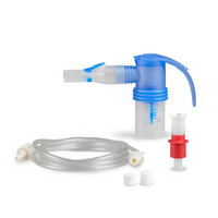 Produktabbildung – Die Abbildung zeigt das PARI BOY Pro Year Pack bestehend aus dem PARI LC SPRINT Vernebler (blauer Düsenaufsatz) und zusätzlichem roten Düsenaufsatz, Anschlussschlauch, 2 Luftfilter (je nach Kompressor) und Mundstück.