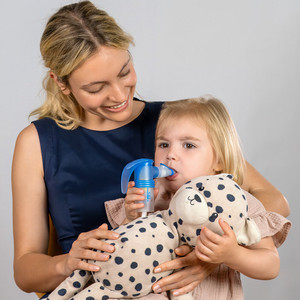 Mythos Dampfinhalation: Inhalation mit Vernebler Tochter sitzt bei Mutter auf dem Schoß, sie inhaliert mit Vernebler und hält ein Kuscheltier