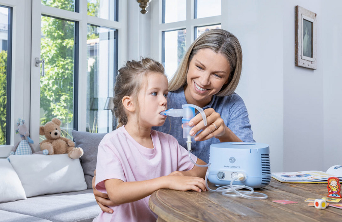 Eine Mutter unterstützt ihre Tochter bei der Inhalation
