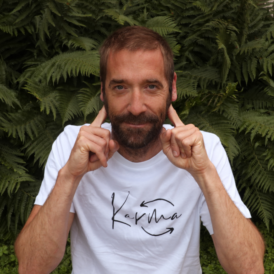 Mann in Halbnahaufnahme, er massiert sich beide Ohren