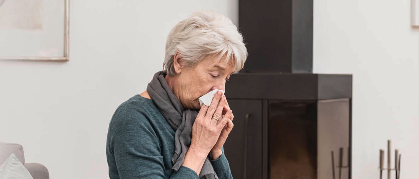 Person hält Taschentuch an die Nase, typisches Symptom bei postnasalem Tropf (PNDS).
