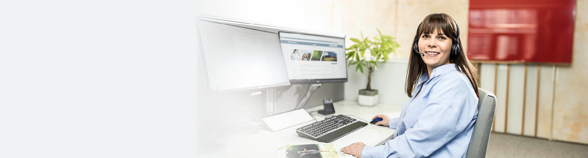 A PARI service employee sits in front of a computer with a headset and advises a customer over the phone