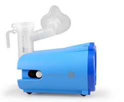 Produktabbildung – Die Abbildung zeigt den PARI COMPACT Junior Kompressor mit aufgestecktem PARI LC PLUS Vernebler mit PARI BABY Maske.