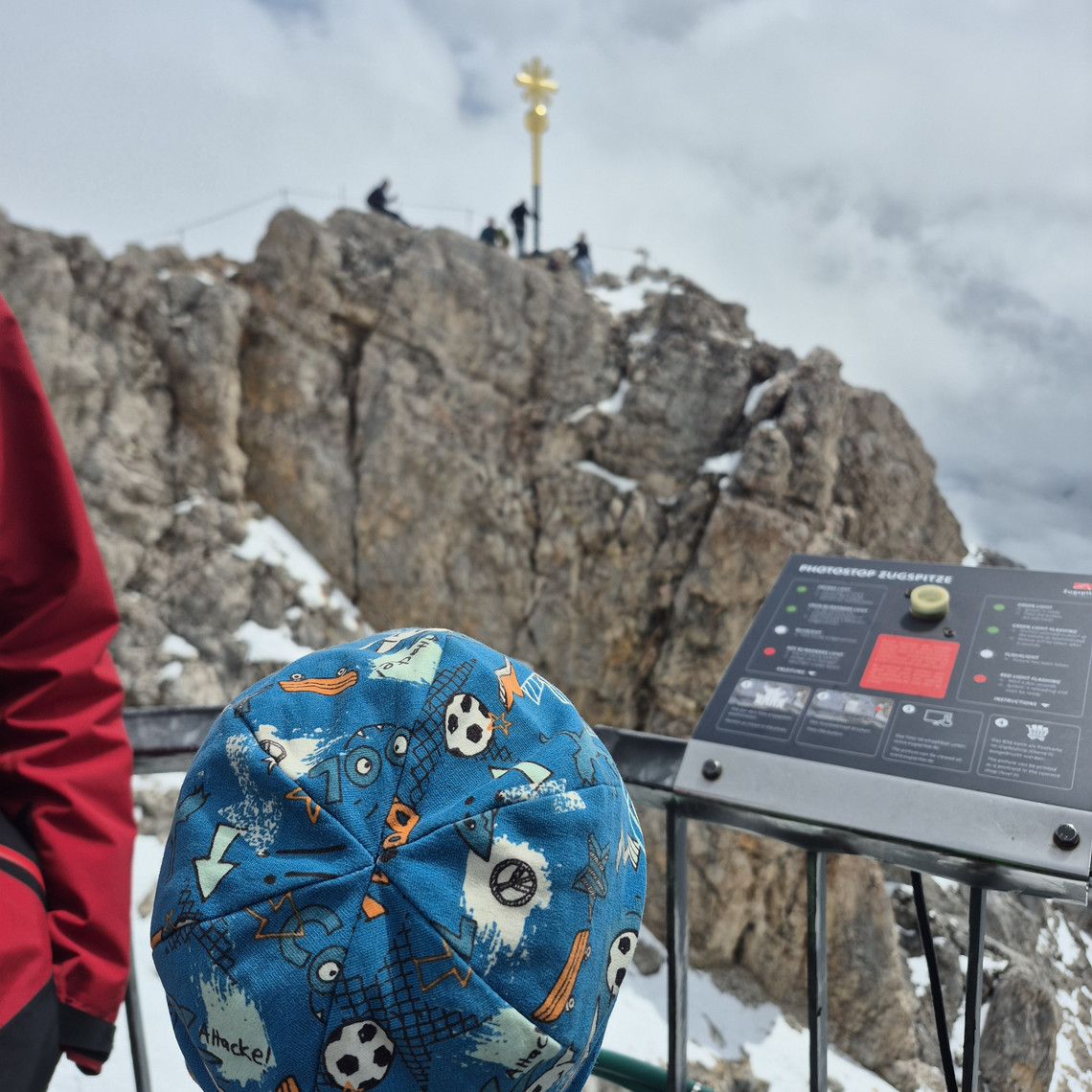 Urlaub mit Asthma: Zugspitze Junge blickt aufs Gipfelkreuz der Zugspitze
