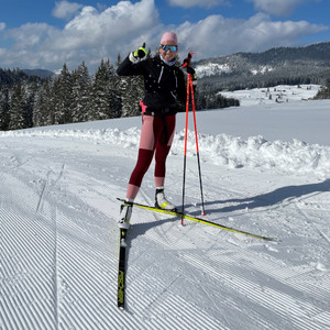 Biathletin Franziska Preuß beim Langlauf-Training auf der Loipe