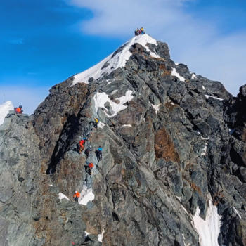 Totale auf einem schneebedeckten Berggipfel
