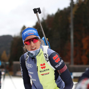 Biathletin Franziska Preuß während eines Wettkampfes mit Biathlongewehr am Rücken