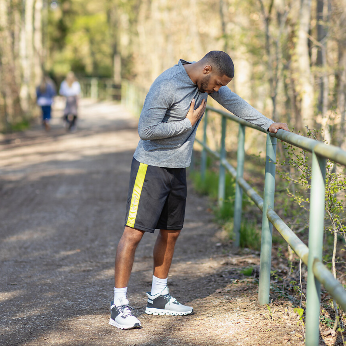 Junger Mann hat Atemprobleme beim Joggen