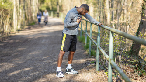 Atemprobleme im Sommer: Lungenfacharzt Prof. Fischer erklärt Junger Mann hat Atemprobleme beim Joggen