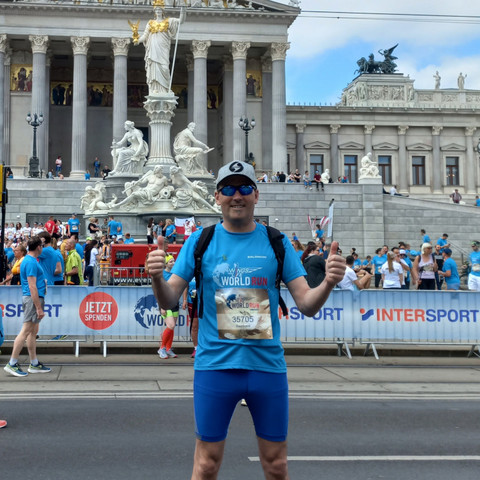 Bernhard steht in Wiener Innenstadt auf der Rennstrecke und zeigt beide Daumen nach oben