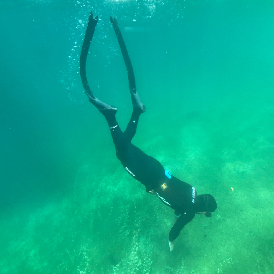 Taucher taucht ohne Tauchflasche ab