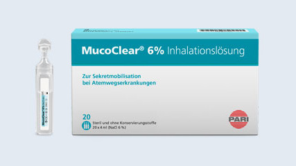 Produktabbildung – MucoClear &% Inhalationslösung – Hypertone Kochsalzlösung. Links neben der 20er Packung steht eine einzelne Ampulle