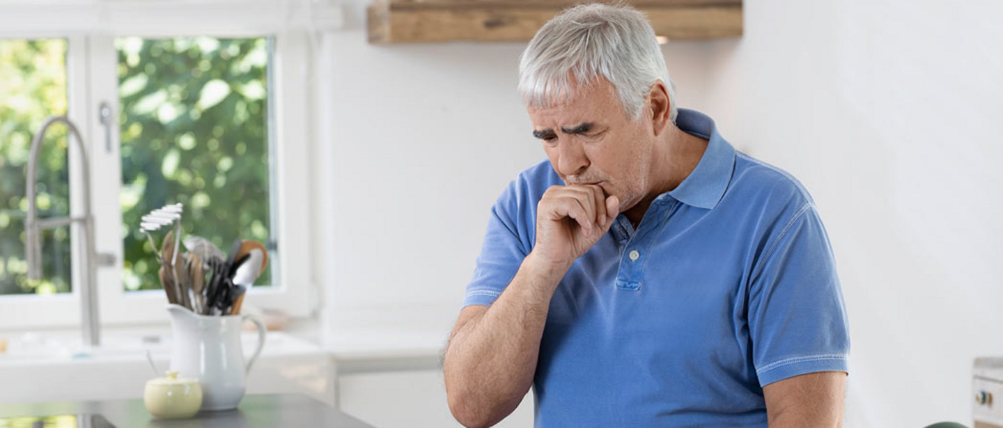 Älterer Erwachsener hustet
