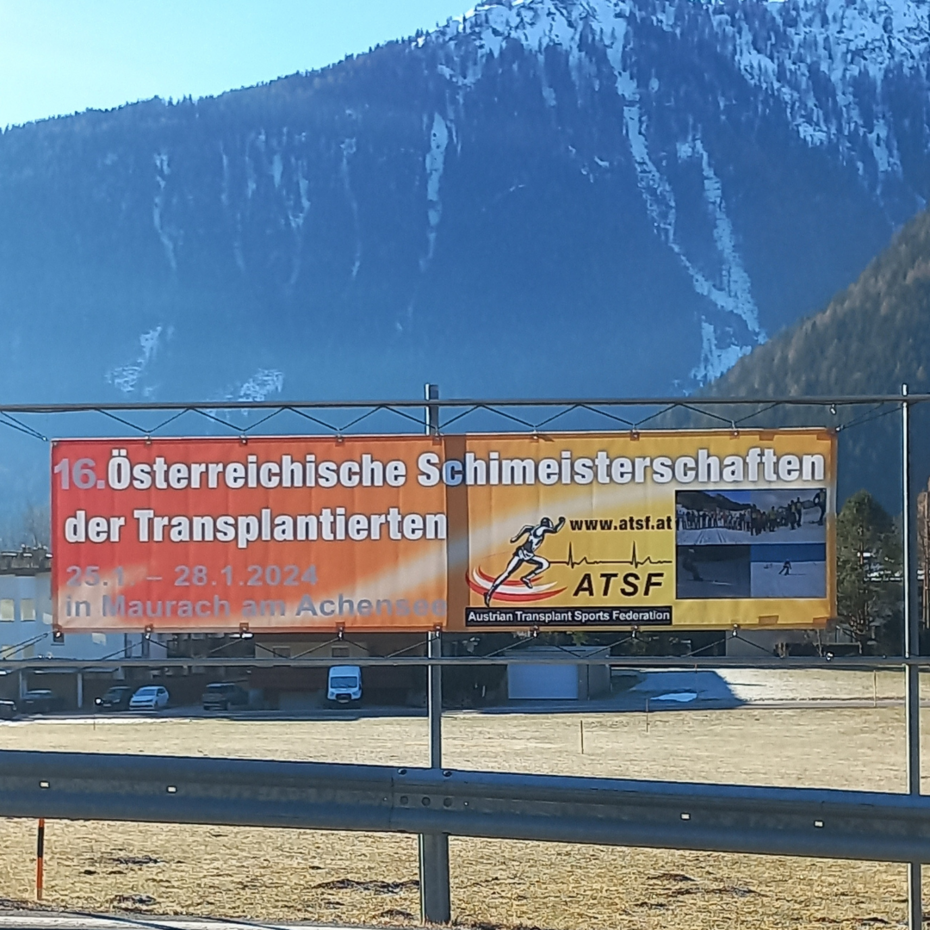 Bernhard Kaut auf dem Endspurt: Skimeisterschaft der ATSF Plakat einer Skimeisterschaft, Berge im Hintergrund