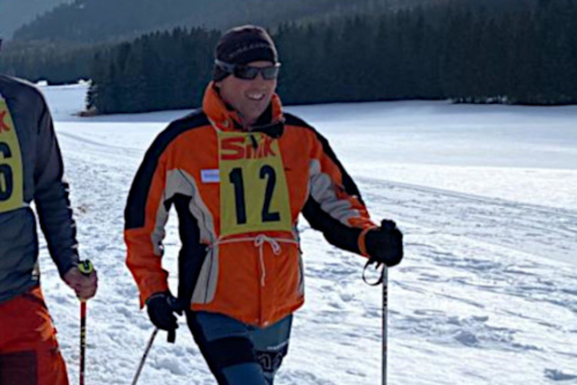 Mann auf Langlaufskiern unterwegs