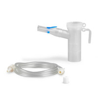 Produktabbildung – Die Abbildung zeigt das PARI BASIC Year Pack bestehend aus dem PARI LC PLUS Vernebler, Filter für den Kompressor, Mundstück universell und Anschlussschlauch.