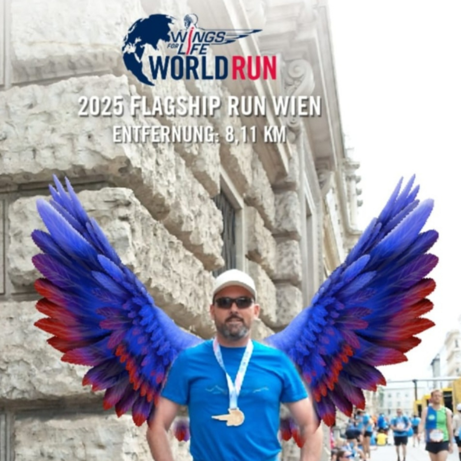 Ein Mann mit digital eingefügten Flügeln steht an einer Hausecke, über ihm ist das Logo des Wings for Life World Run zu sehen