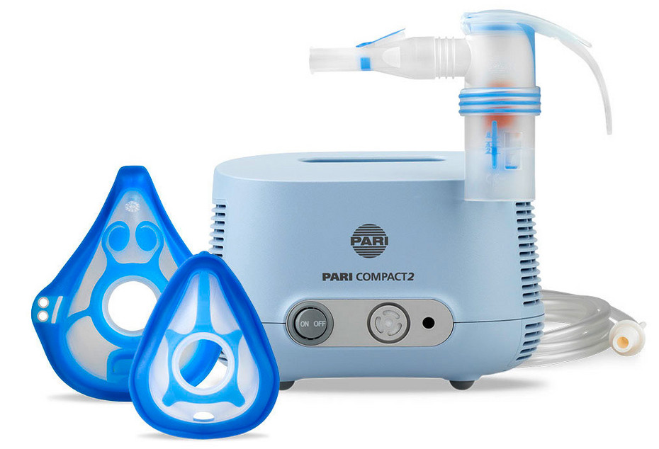 Produktabbildung – Die Abbildung zeigt das PARI COMPACT2 Inhaliergerät mit seiner Ausstattung, bestehend aus PARI LC SPRINT COMPACT Vernebler, PARI Babymaske soft, PARI Kindermaske soft, Mundstück universell und Anschlussschlauch.