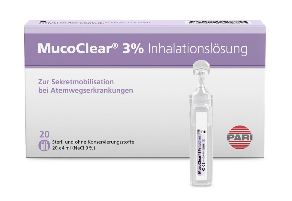 Produktabbildung – Die Abbildung zeigt im Vordergrund eine Ampulle mit MucoClear 3% Inhalationslösung. Im Hintergrund steht die handelsübliche Verpackung, die 20 Ampullen enthält.