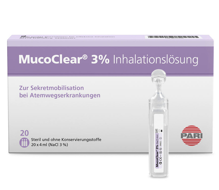 Produktabbildung – Die Abbildung zeigt im Vordergrund eine Ampulle mit MucoClear 3% Inhalationslösung. Im Hintergrund steht die handelsübliche Verpackung, die 20 Ampullen enthält.